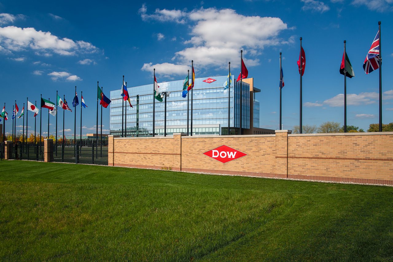 Global Dow Center en Midland, Michigan. Cercas y banderas de Dow frente al Centro Global de Dow en Midland, Michigan.