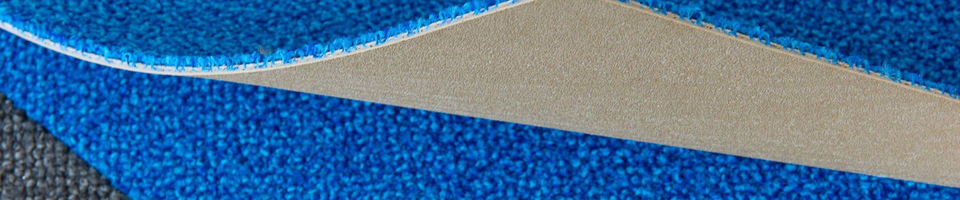 蓝色和灰色地毯，带卷曲的部分，用于展示背衬 