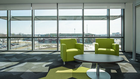 Entorno de oficina con sillas y alfombra hexagonal