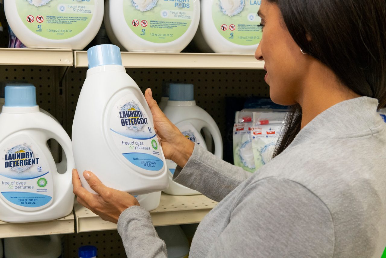 mujer comprando detergente para ropa