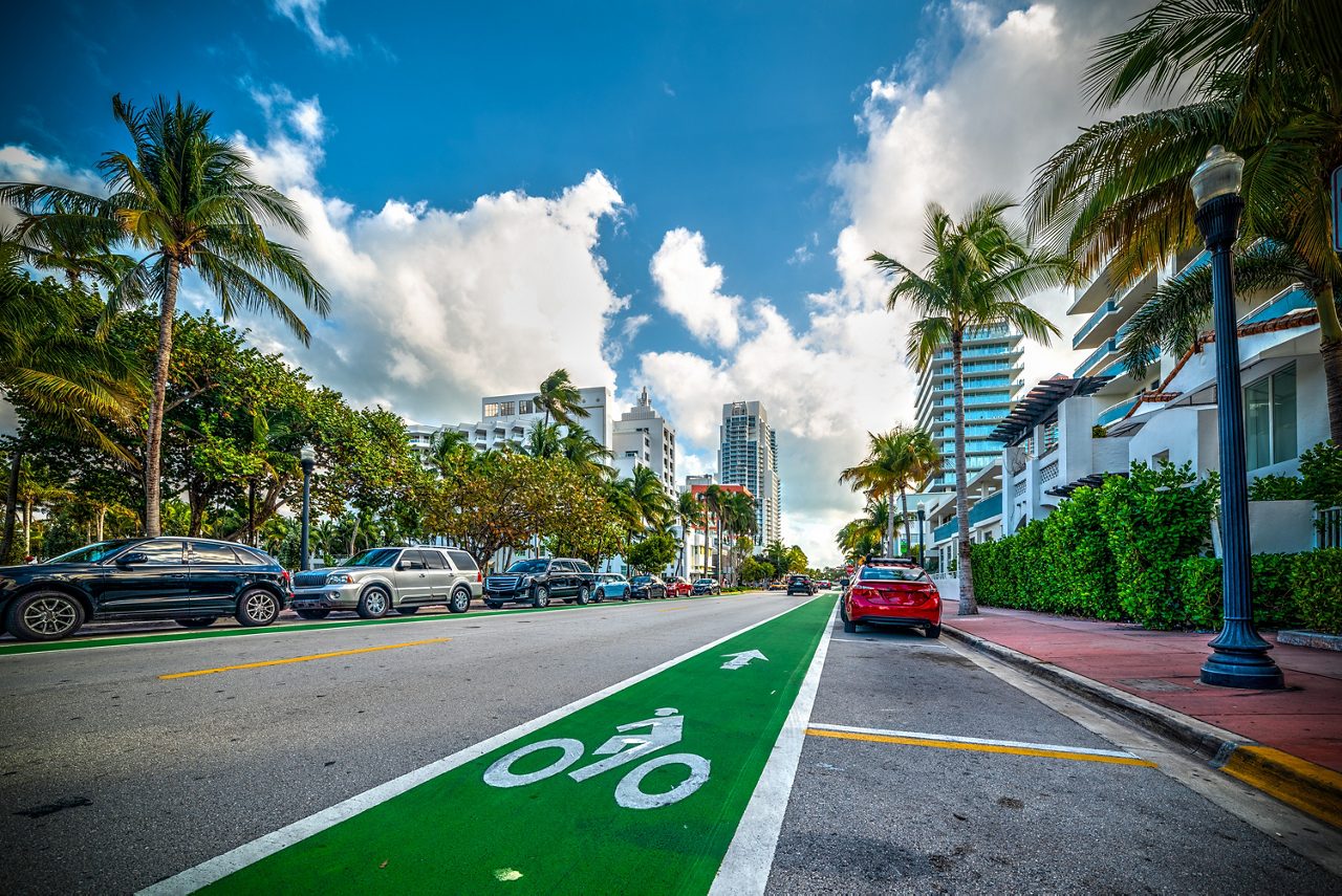 Ciclovia verde na praia de Miami