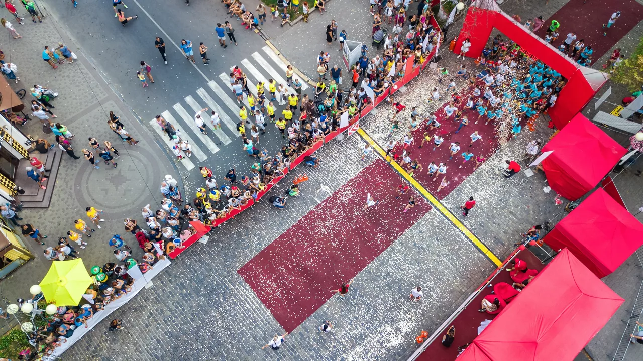 Runners leaving the starting gate at a marathon race.