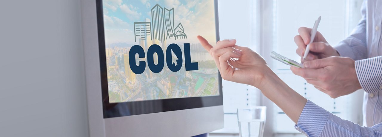 Monitor de computadora con logotipo de COOL en pantalla