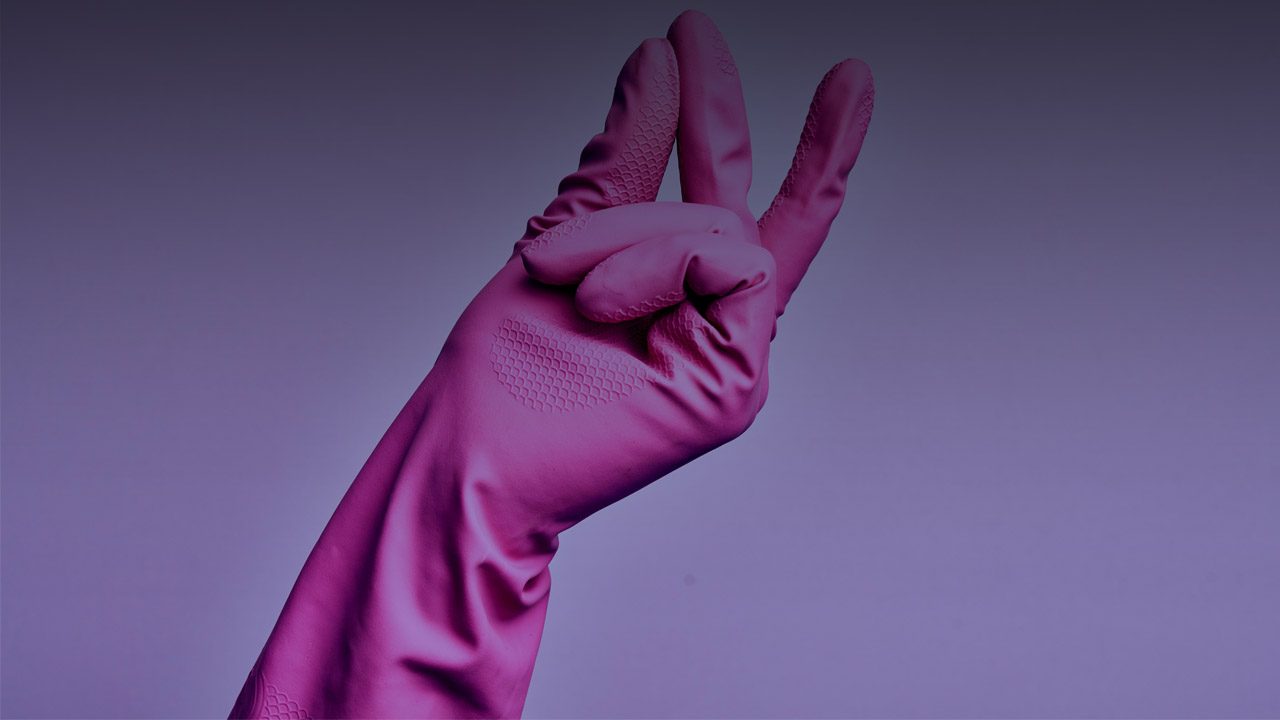 Luva de limpeza mesclada com fórmulas químicas.