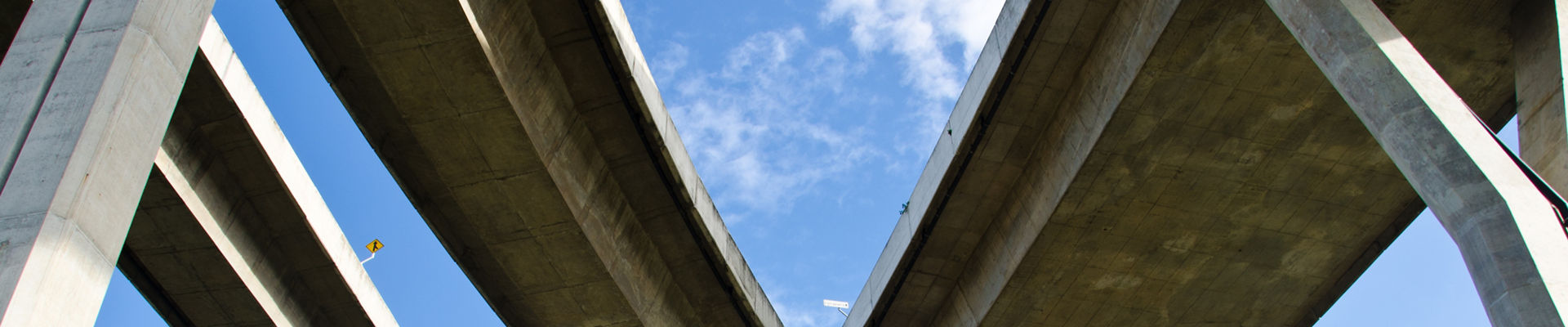 高架式高速道路 タイの吊り橋のカーブ