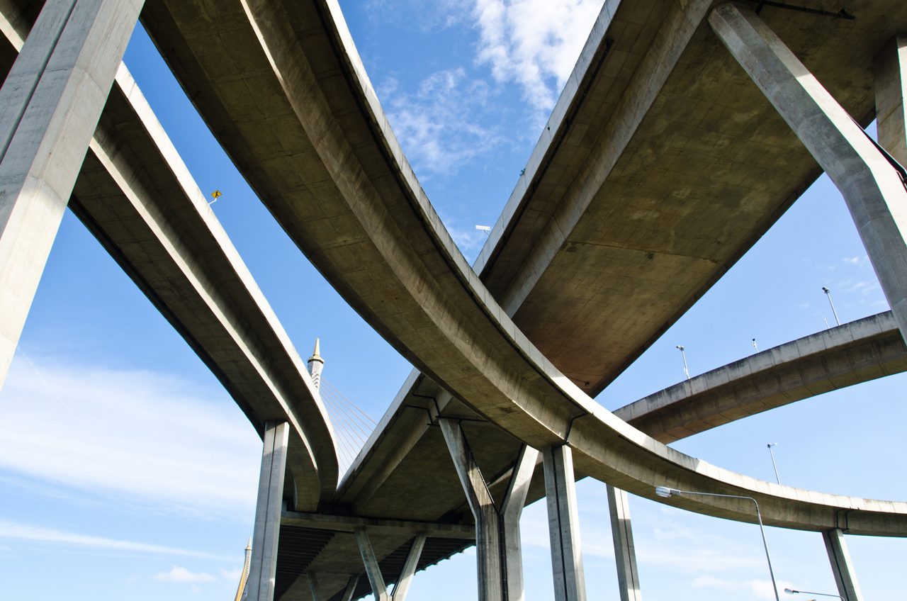 Rede de viadutos. A curva da ponte suspensa, Tailândia