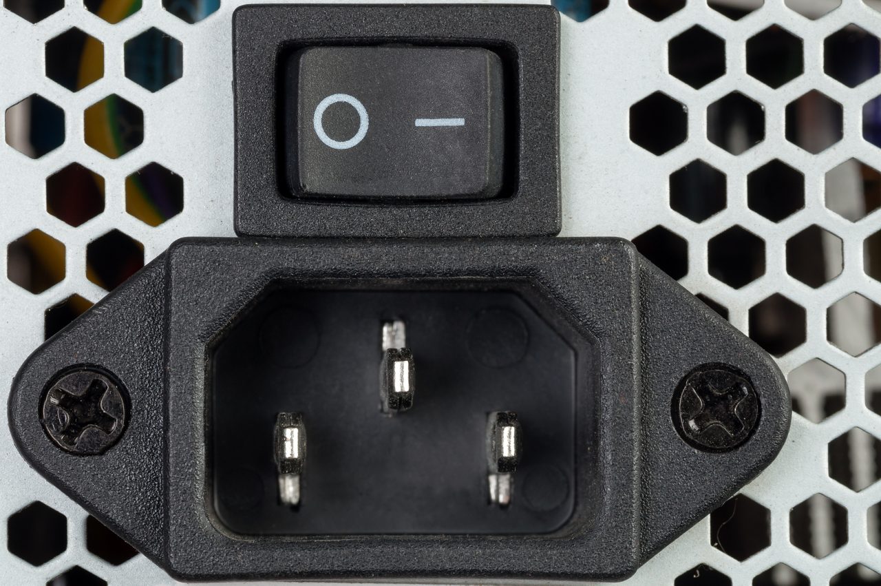 Conector y botón para apagar la fuente de alimentación de la computadora