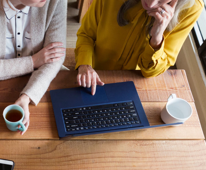 A planner and client meet over coffee. 