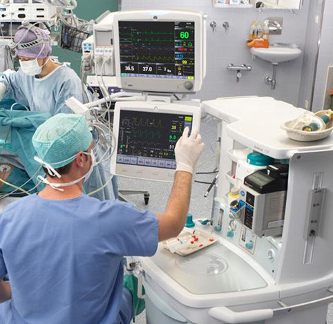 01 physician using avance cs2 482