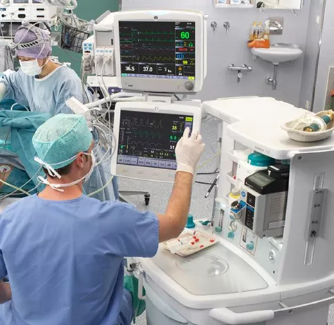 01 physician using avance cs2 482