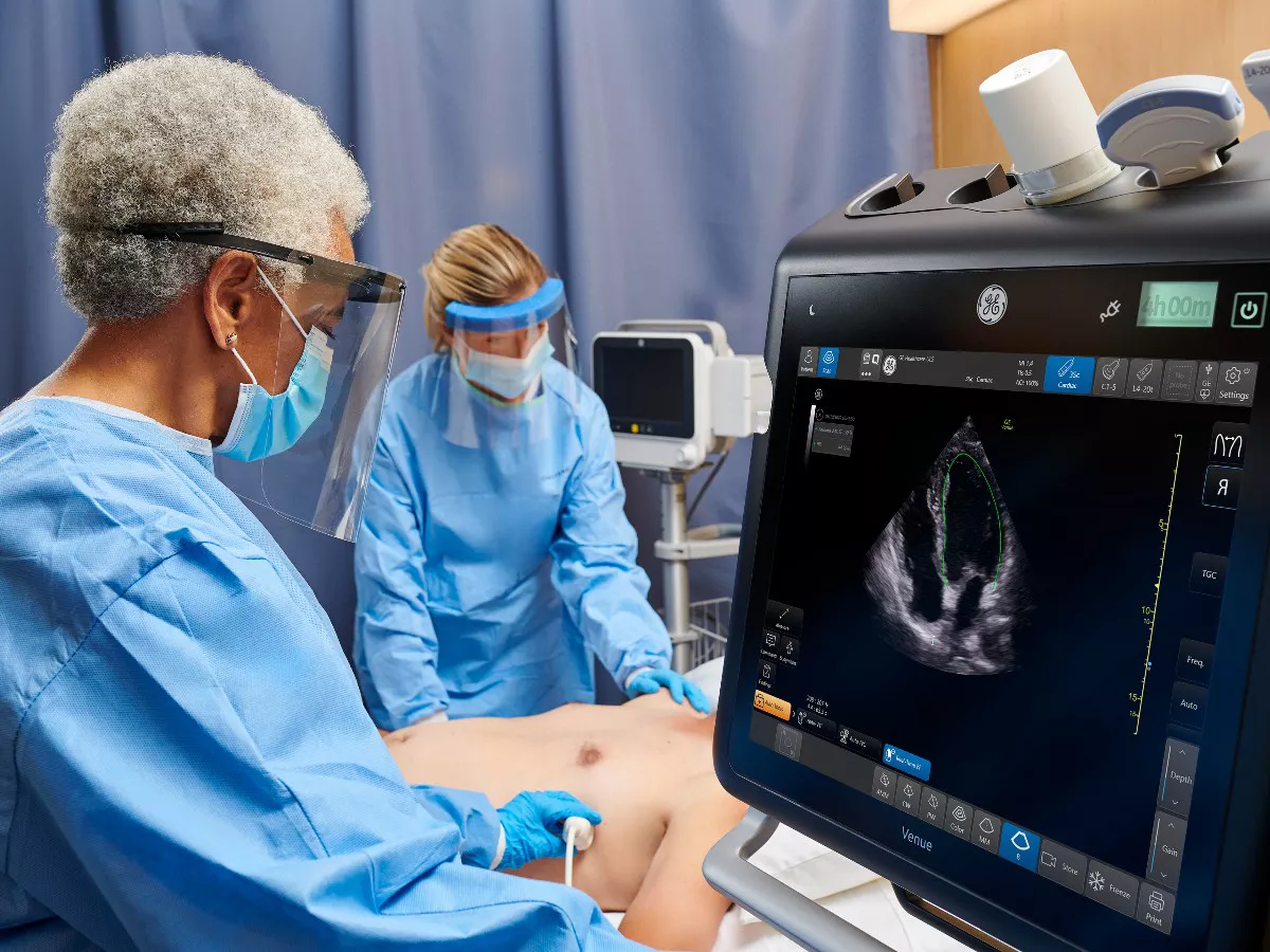 20300-ge-12612-doctors-in-blue-ba-en