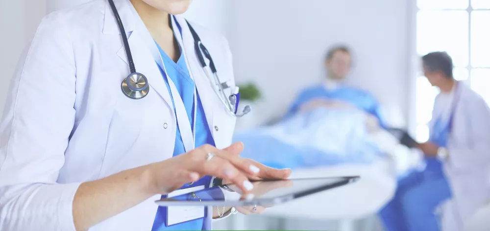 4-ways-cloud-doctor-using-tablet-ci-en