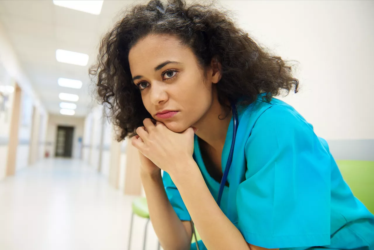 Close_up_female_clinician