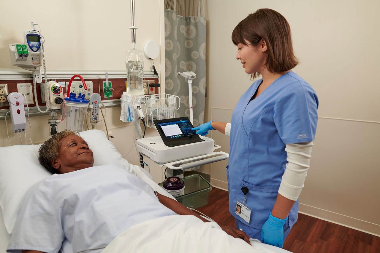 F-Tech-looking-at-Patient-bedside2_0436-HR