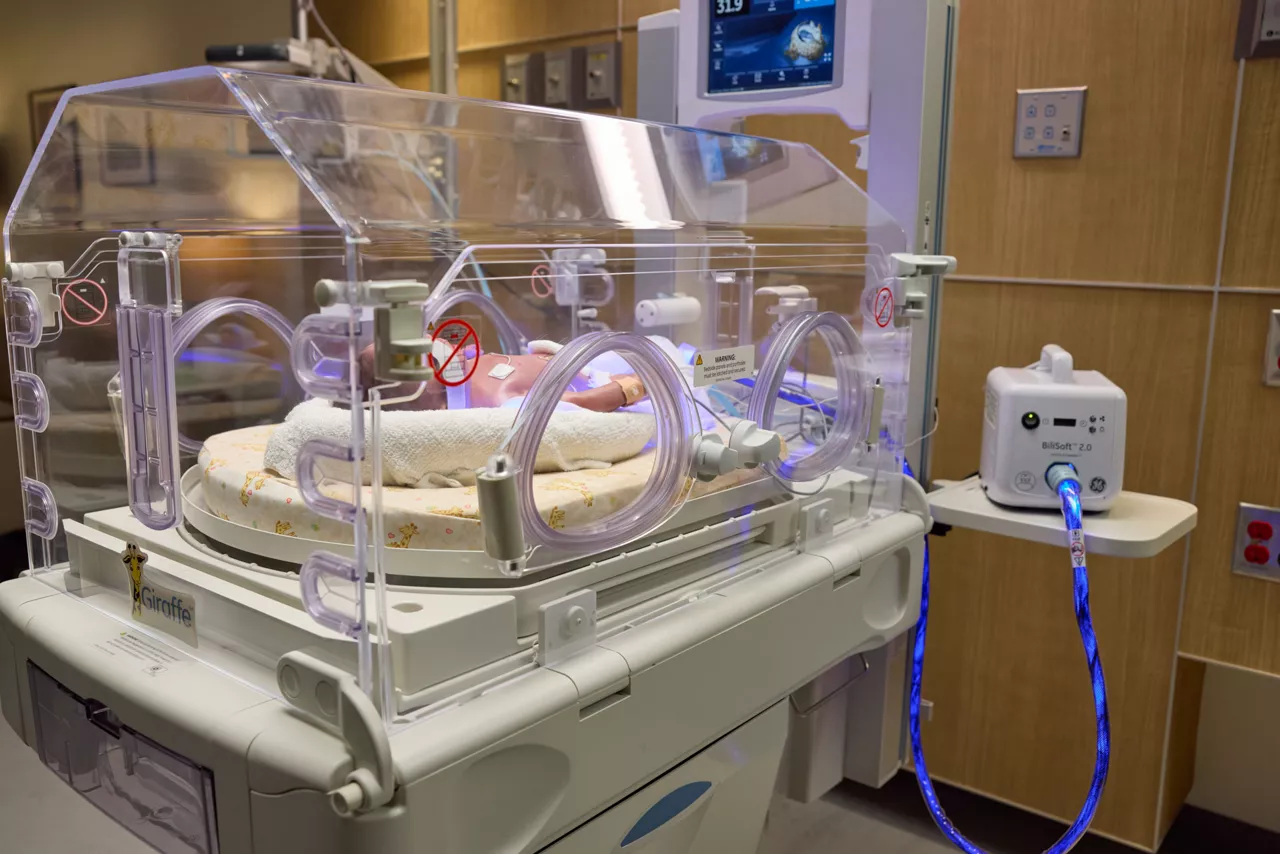 NICU_Giraffe Incubator_Carescape monitors_BiliSoft_3298