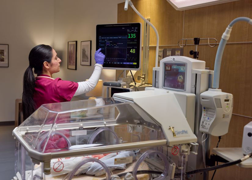NICU_Giraffe OmniBed_Carescape monitors_0332 resized1