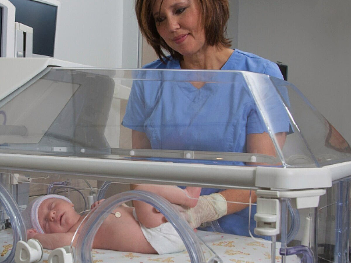 baby-in-incubator-with-temp-probev2
