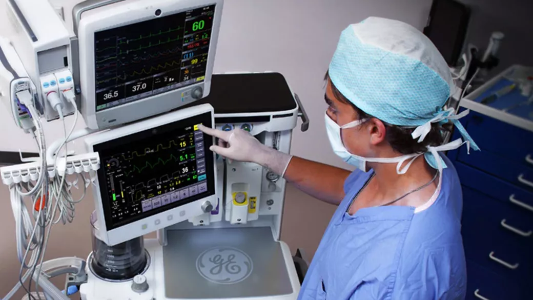 clinician using a GE HealthCare carestation 600 series monitor