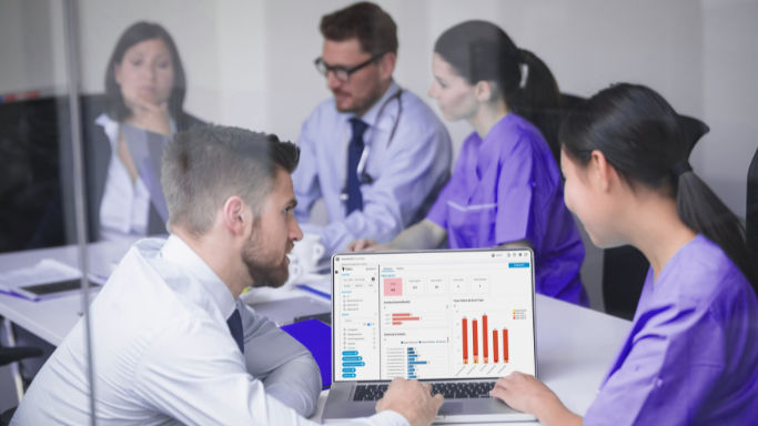 data studio image_doctors-discussing-laptop-meeting