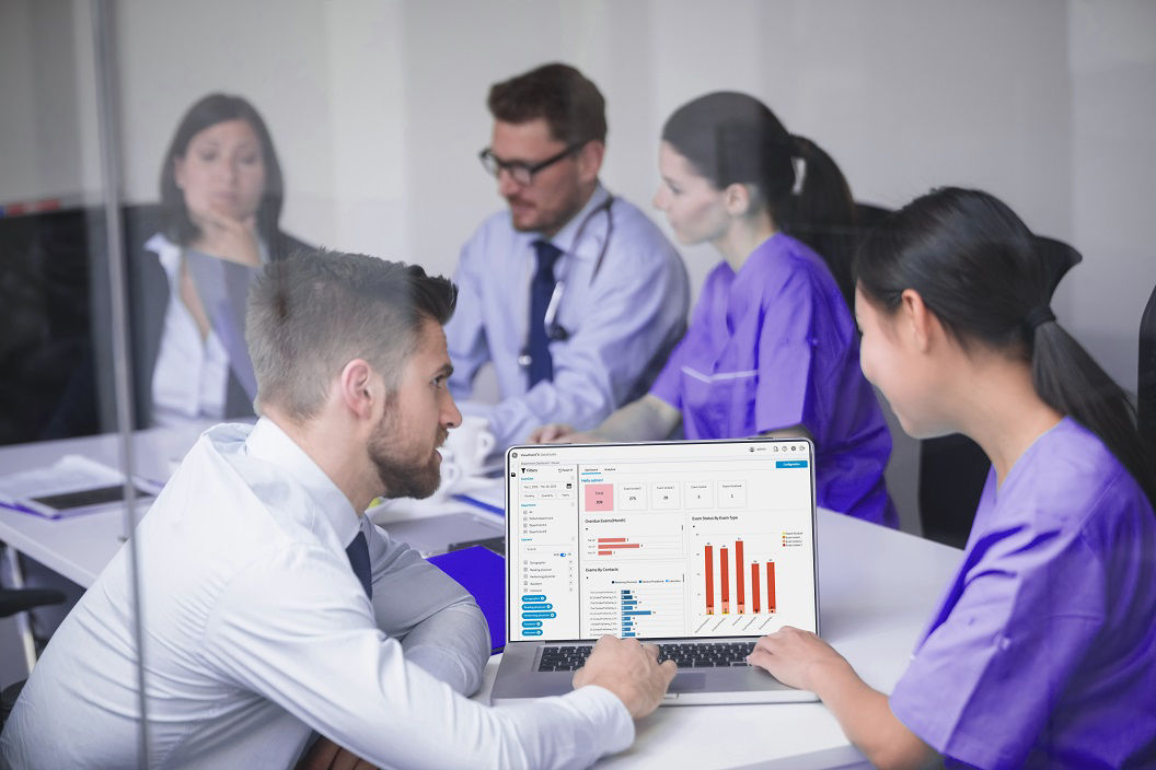 data studio image_doctors-discussing-laptop-meeting-2