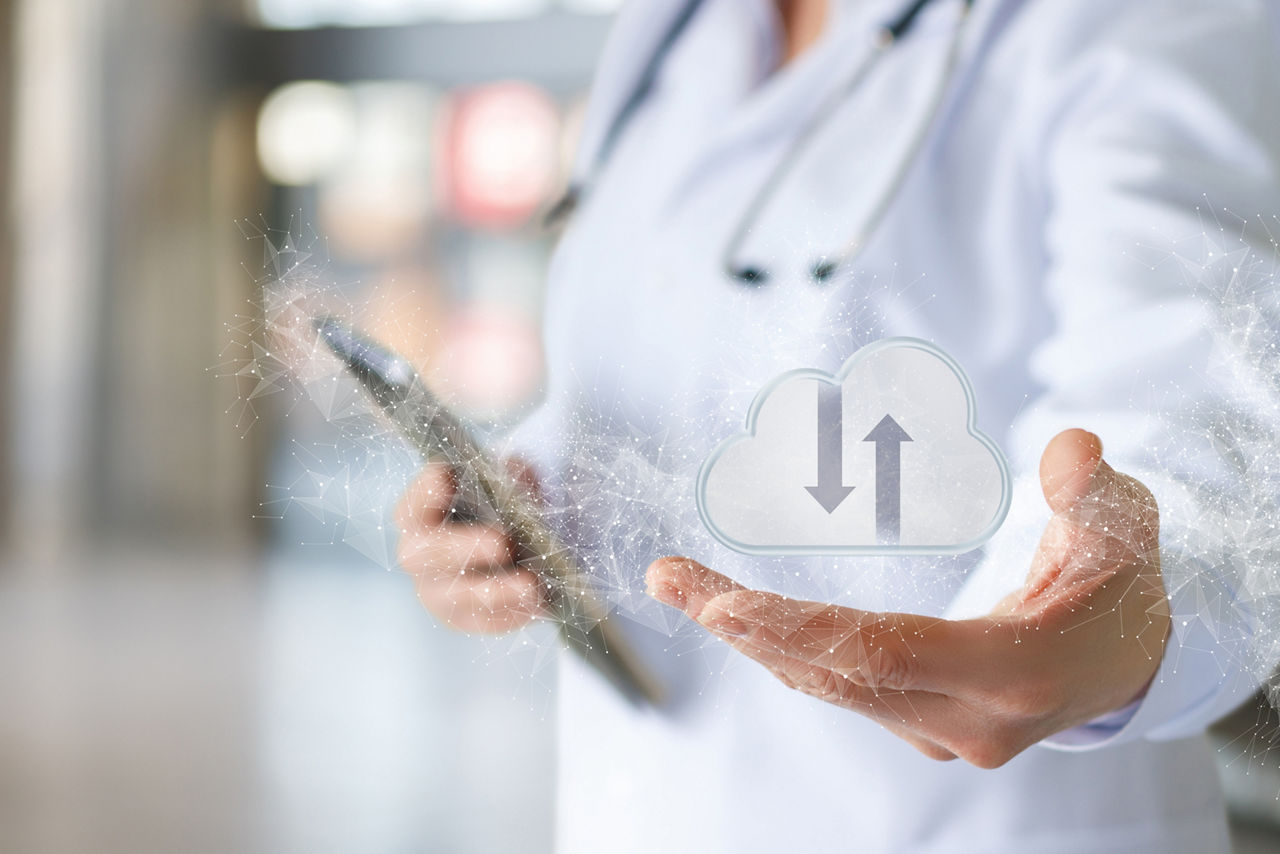 doctor-shows-data-transfer-cloud-ba-en