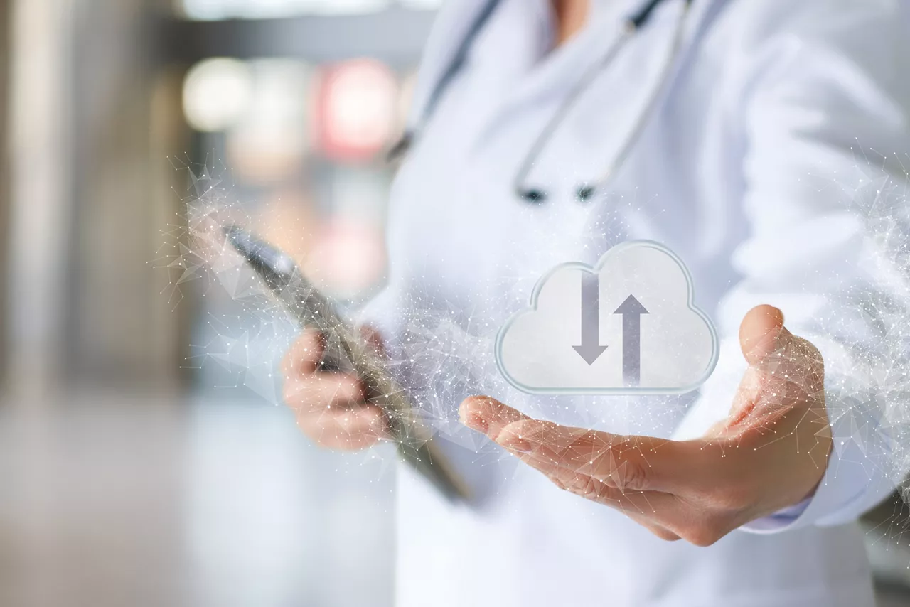 doctor-shows-data-transfer-cloud-ba-en