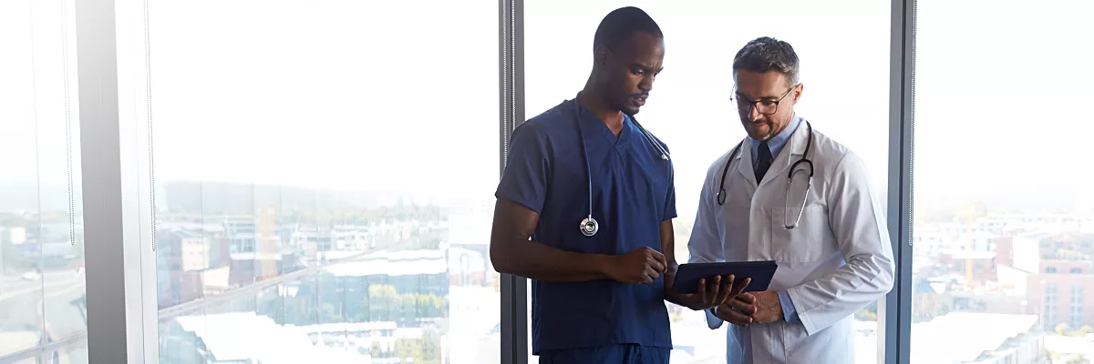 doctors-review-patient-e