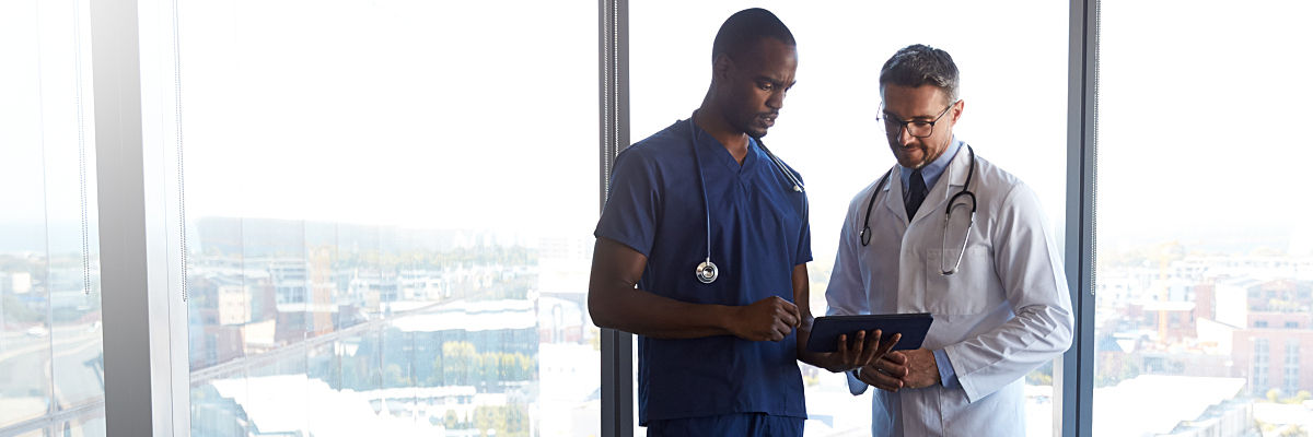 doctors-review-patient-e