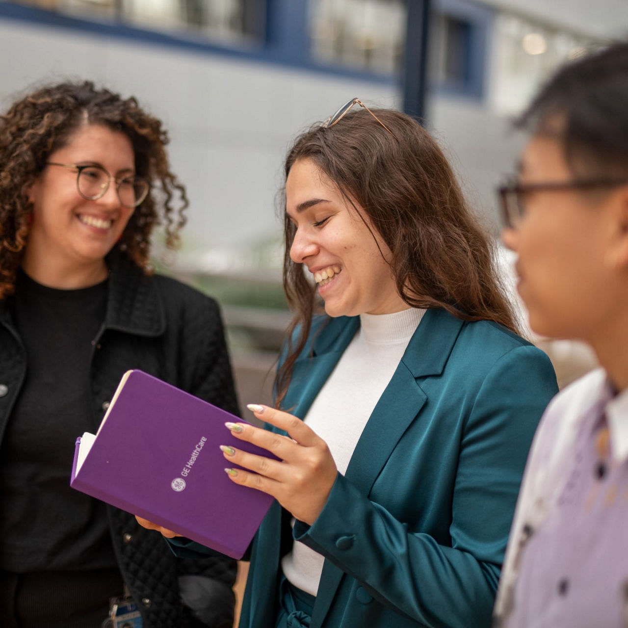 employee-experience-and-support-full-width-card-st-en