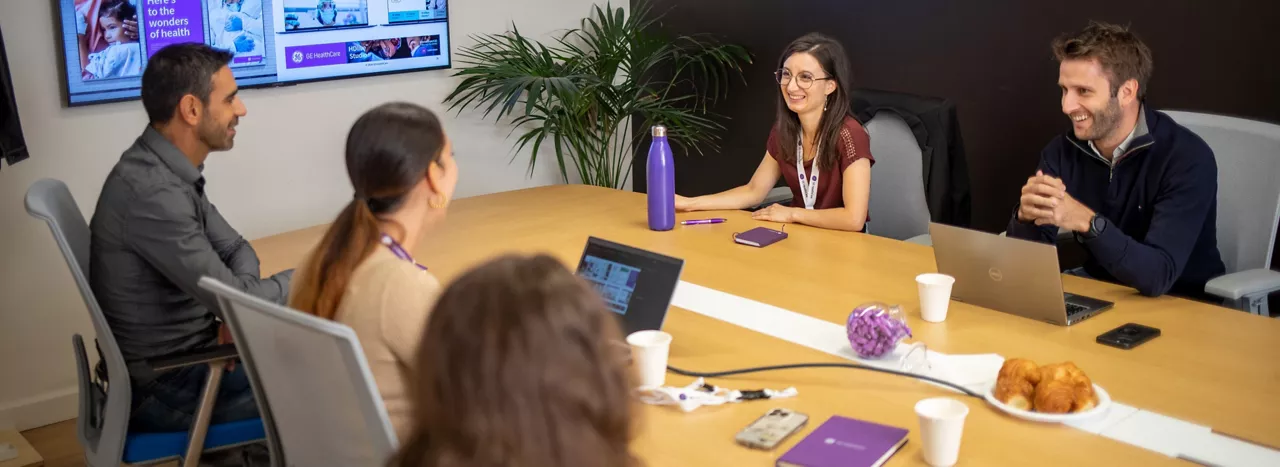 employee-experience-and-support-team-meeting-hero-image-st-en