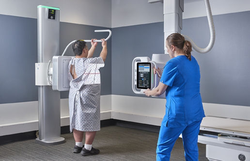 Definium656HD_Large Man at Wall Stand, Wall Stand + OTS - Lateral With Lateral Bar