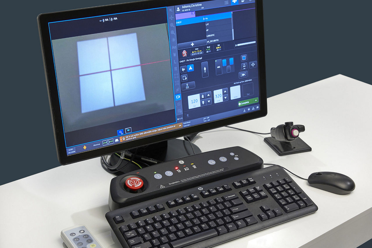 Definium 656 HD_Acquisition Console with system in background_Left Angle