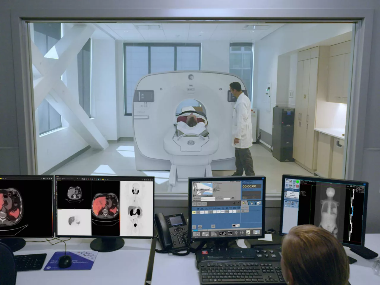 Clinician viewing active Omni scan of patient 