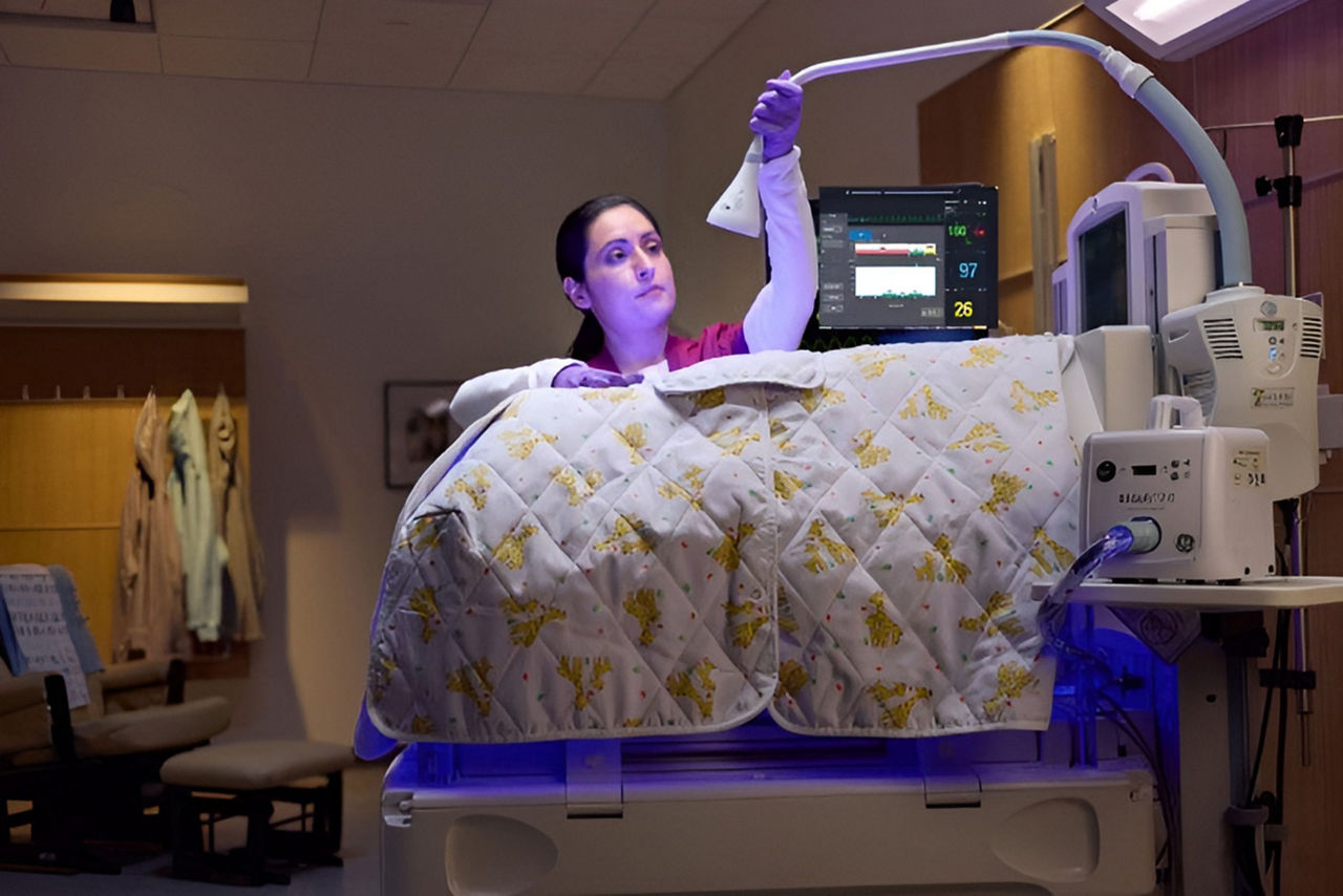 giraffe-blue-spot-HeroSticky4-ci-en copy