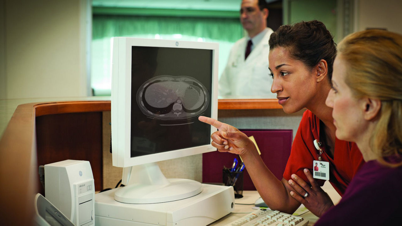 Interoperability-Nurses-looking-at-screen