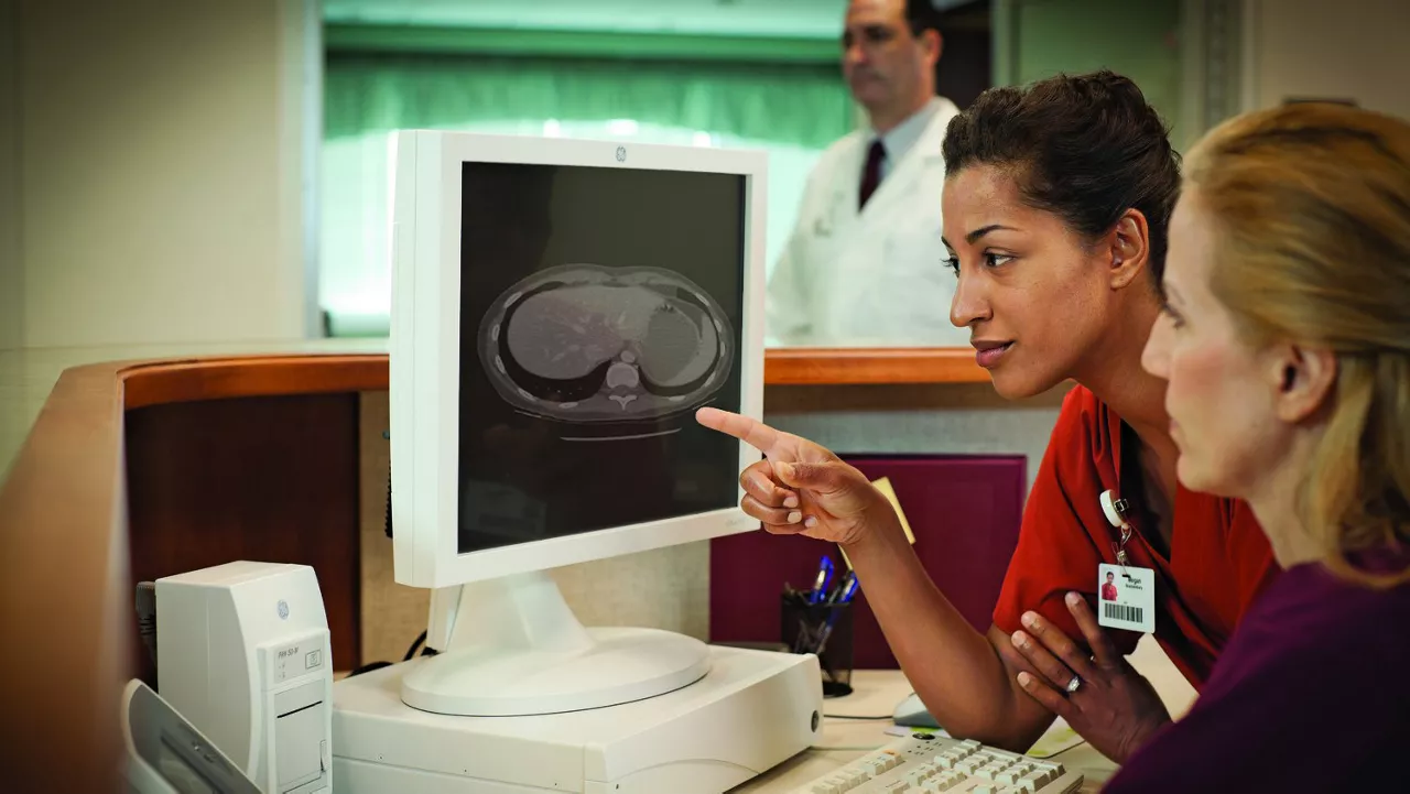 Interoperability-Nurses-looking-at-screen
