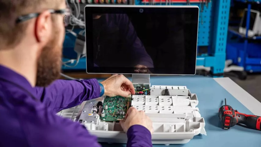 mac-vu360-resting-technician-repairing-device-ph-en
