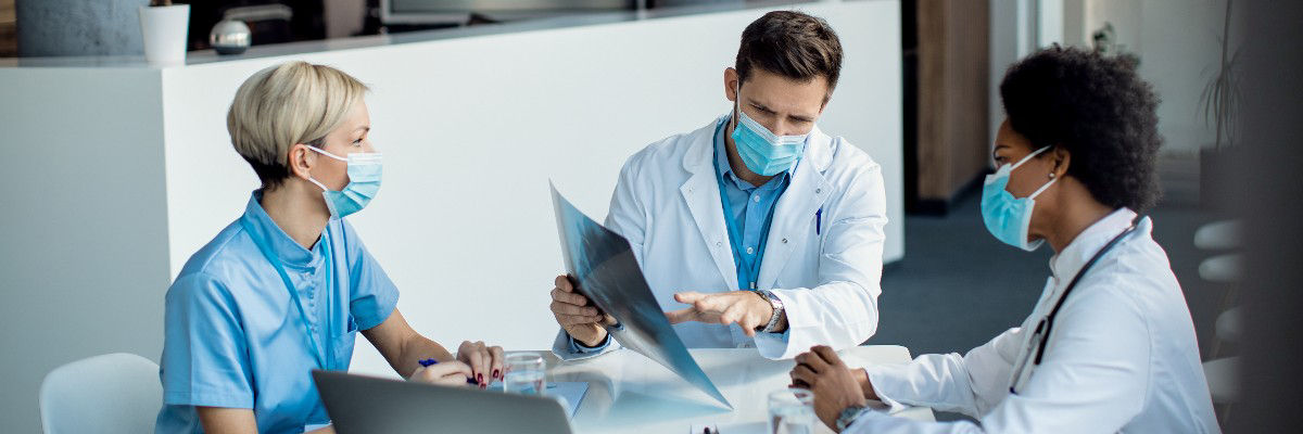 medical-experts-with-face-masks-analyzing-x-ray