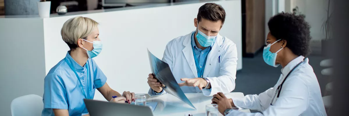 medical-experts-with-face-masks-analyzing-x-ray