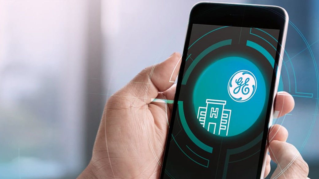 Person holding a Handheld Ultrasound and another person behind her