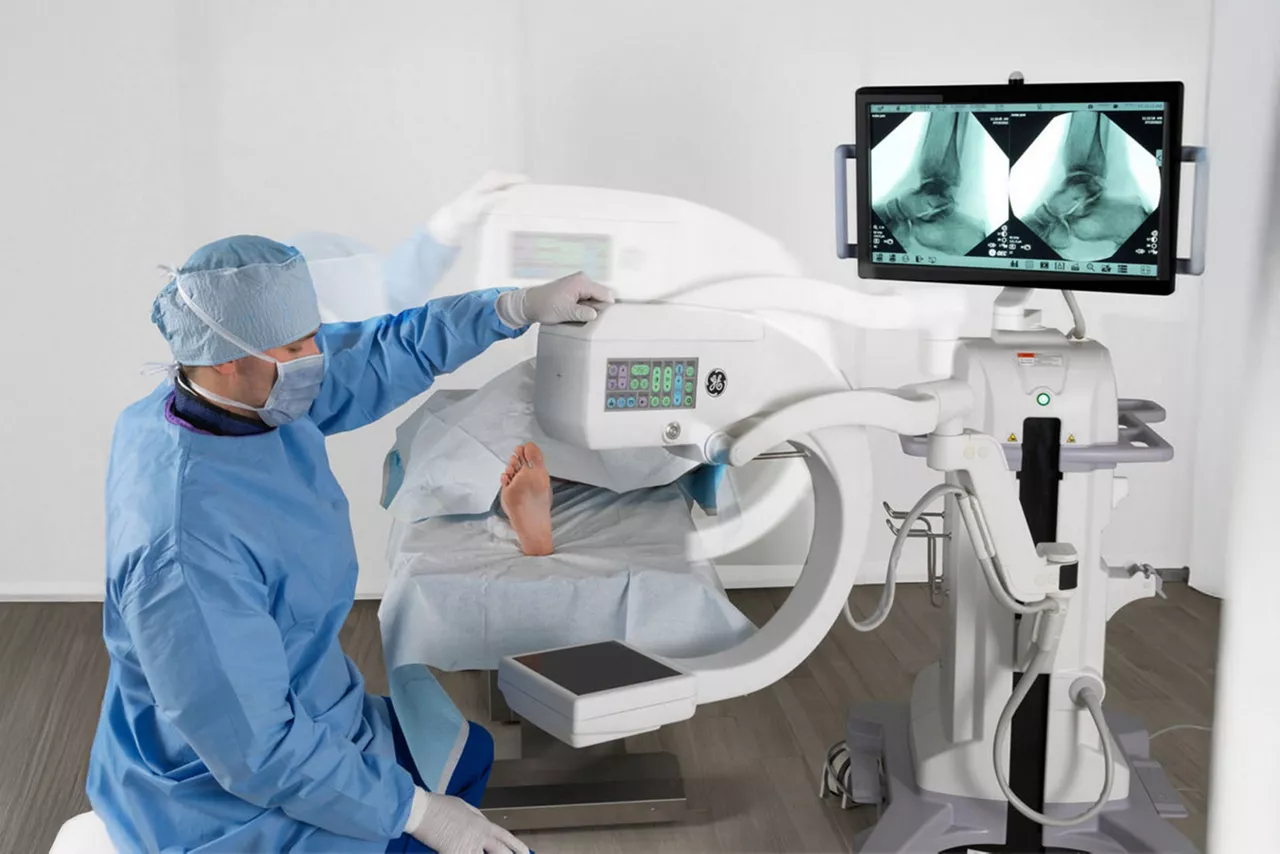 oec-miniview-max-doctor-doing-x-ray-ci-en