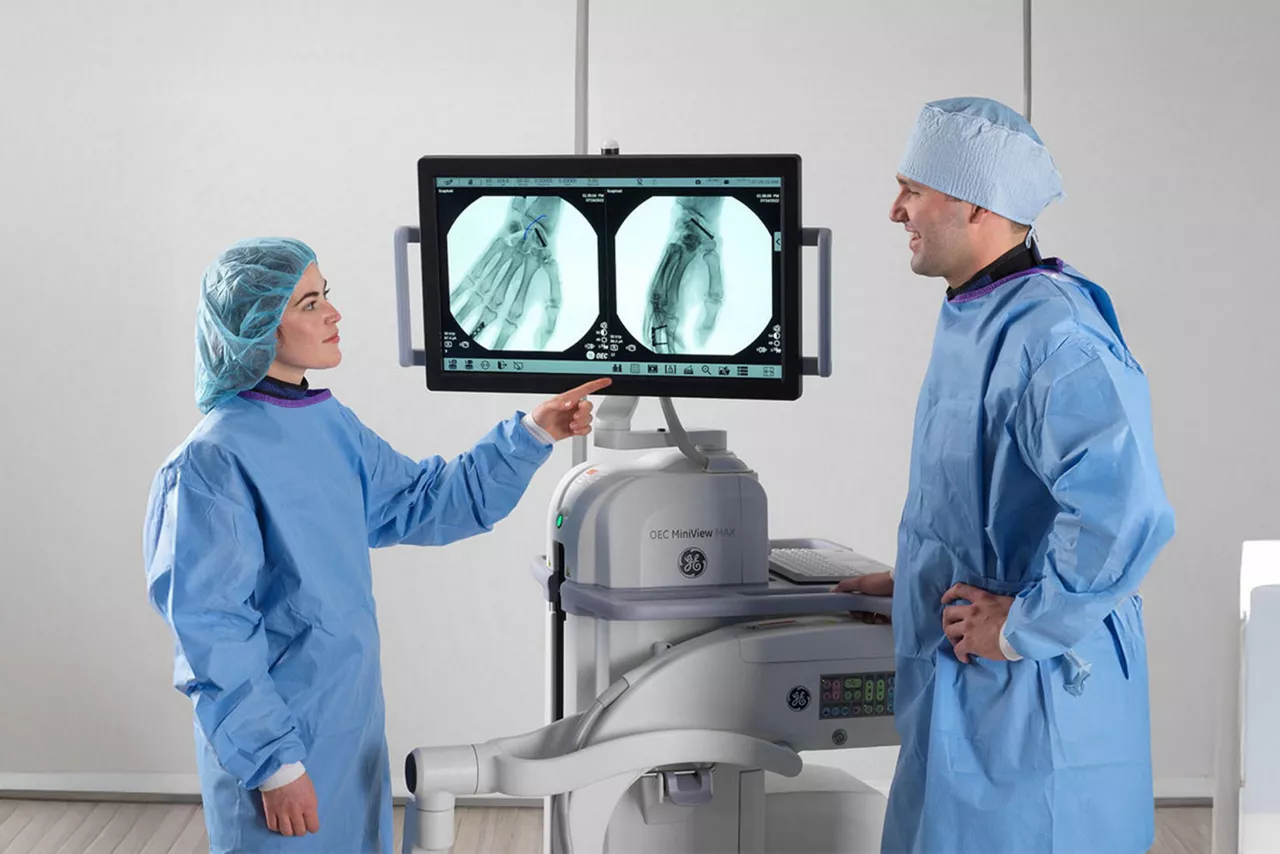 oec-miniview-max-doctors-looking-at-images-ci-en