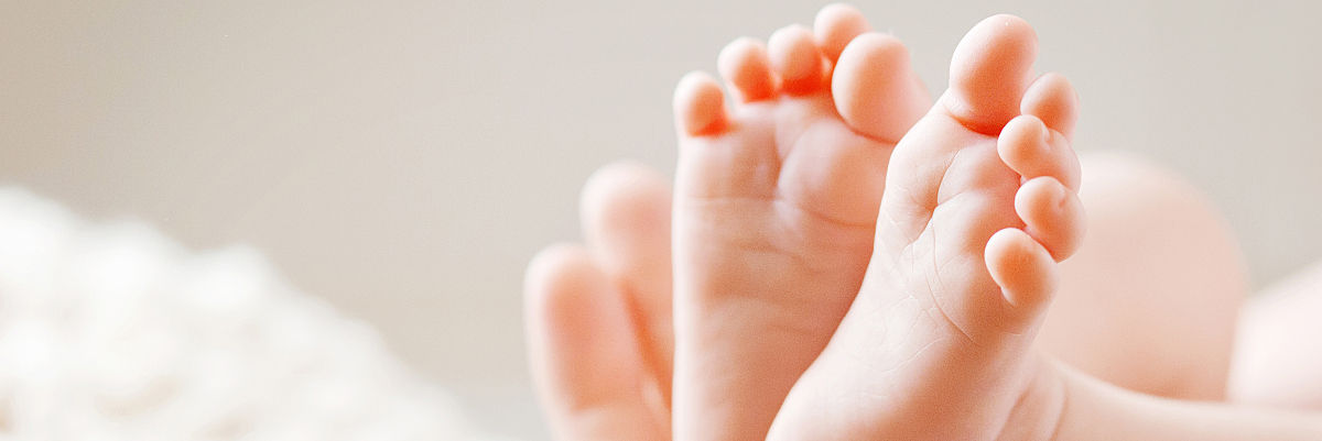 photo-baby-feet-in-mother-hand-mic