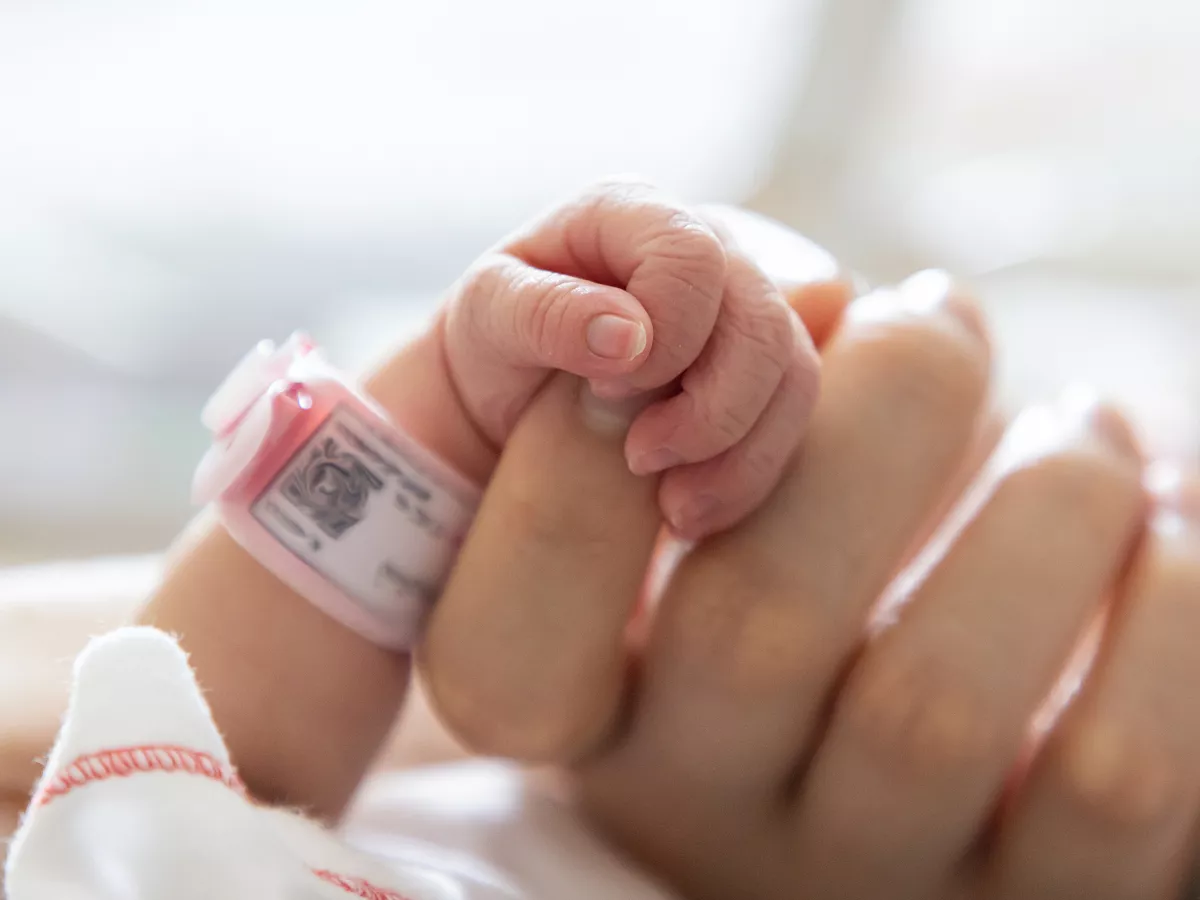 photo-new-born-baby-hand-hold-mic