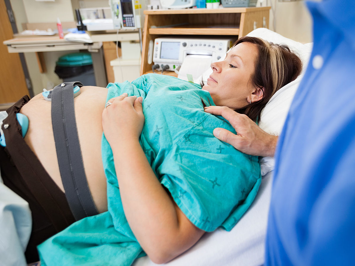pregnant-woman-looking-at-belly-ba-en