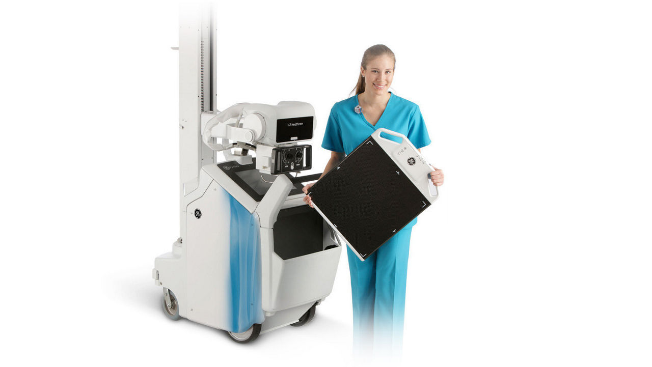 radiography-optimaxr220amx-optima-xr220amx-techstandingwithmachine