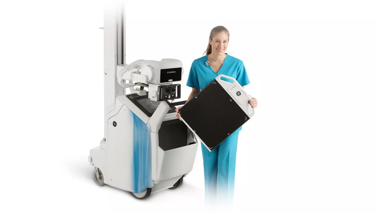 radiography-optimaxr220amx-optima-xr220amx-techstandingwithmachine