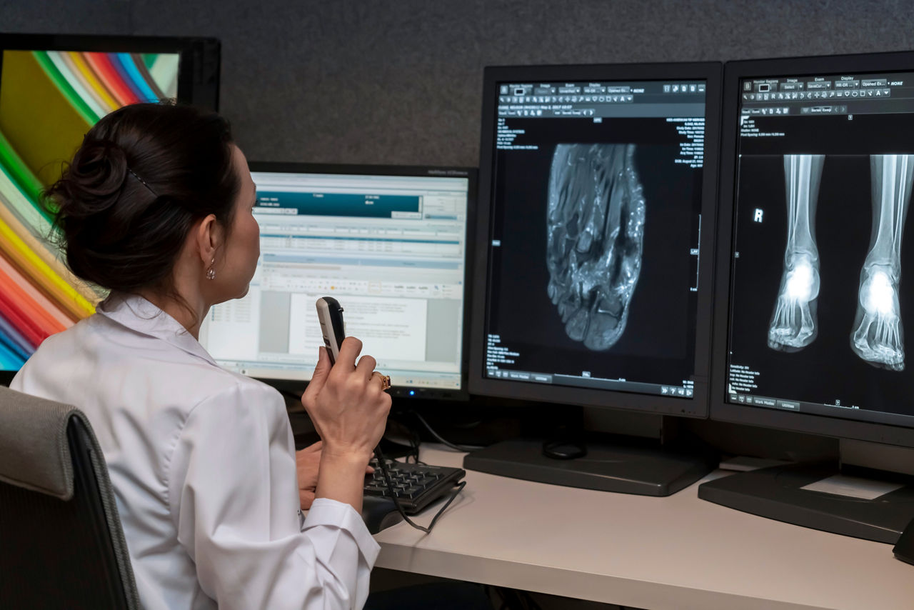 radiology-doctor-examines-foot-2C-ankle-x-ray-ba-en
