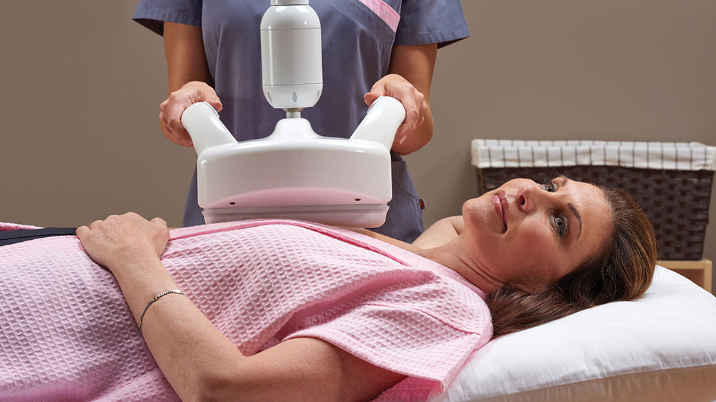 Image of a clinician using the Invenia ABUS Premium on a patient.