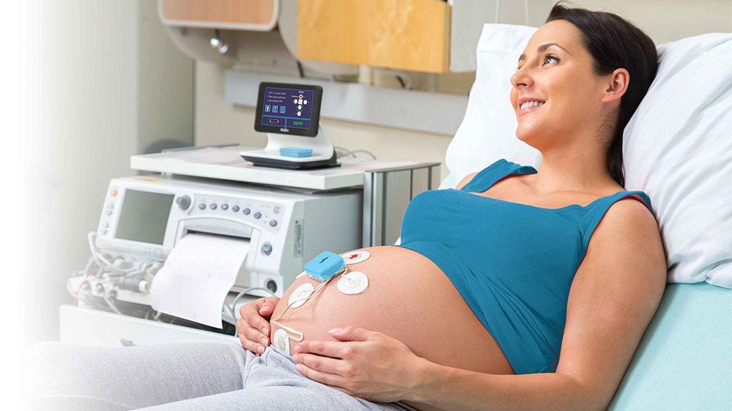 Pregnant person with Novii patch on her abdomen.